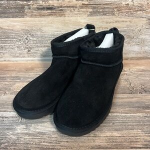 CUSHIONAIRE Women's HIP Cozy Ankle Boot in Black New